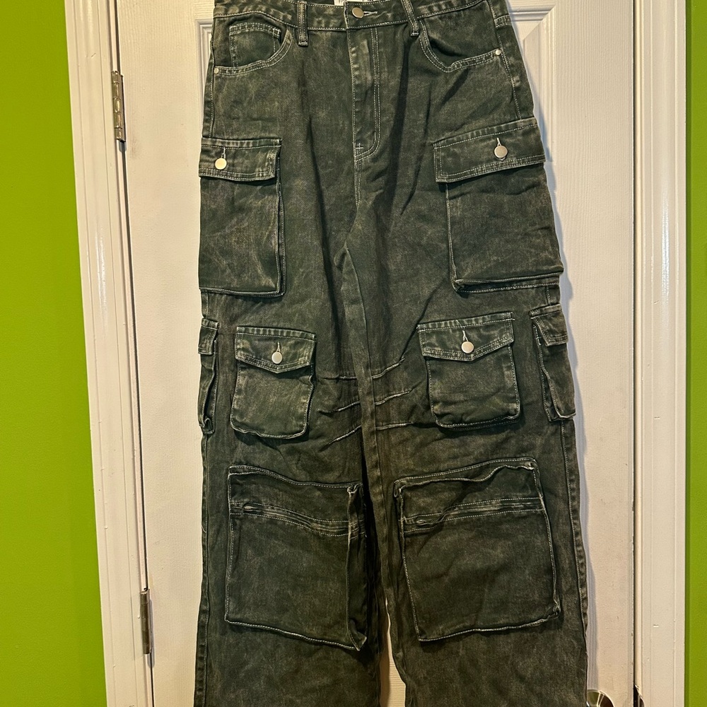 Fashion Nova women Cargo Pants in Dark Olive